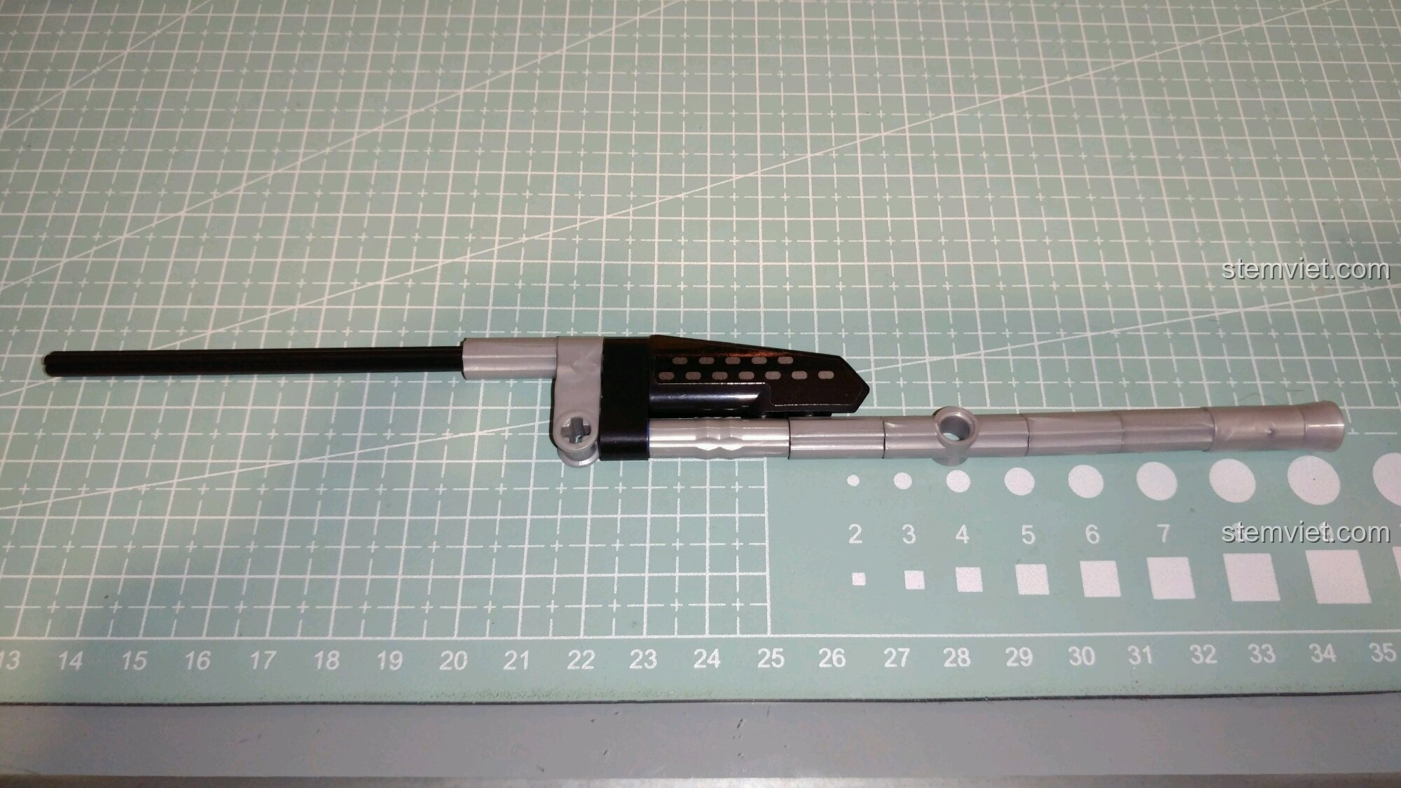 Cận cảnh nội thất xe của bộ đồ chơi 065, vô lăng và bảng điều khiển tỉ mỉ.