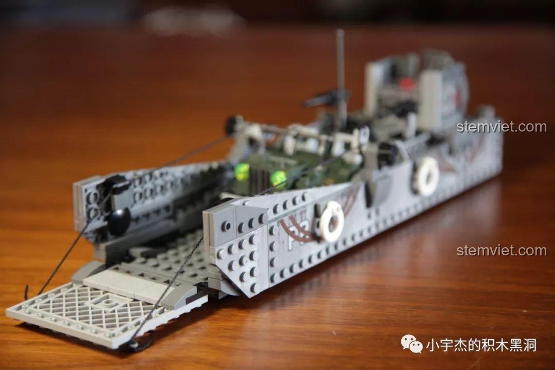 Cận cảnh xe Jeep bên trong khoang tàu, cho thấy không gian chứa rộng rãi.