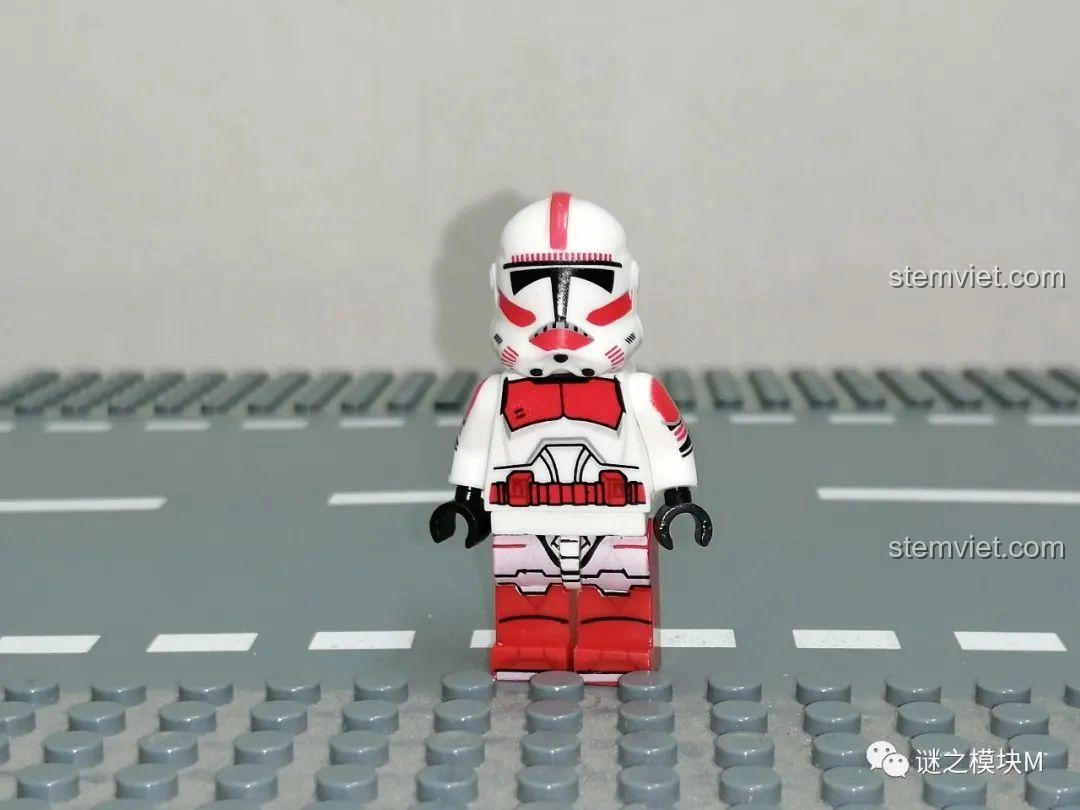 Ảnh cận cảnh mặt trước minifigure Shock Trooper XINH X0300, tập trung vào chi tiết in ấn và khớp nối - bộ đồ chơi 8 Minifigure Lính Quân Đoàn Star Wars cho trẻ 6 tuổi.