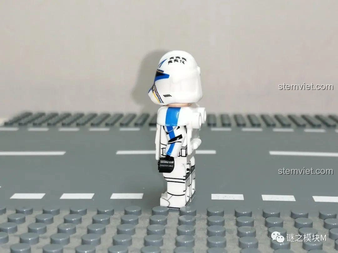 Ảnh cận cảnh mặt bên minifigure 501st Legion Captain Rex từ bộ XINH X0300, cho thấy chi tiết in ấn ở tay và hông - bộ đồ chơi 8 Minifigure Lính Quân Đoàn Star Wars cho trẻ 6 tuổi.