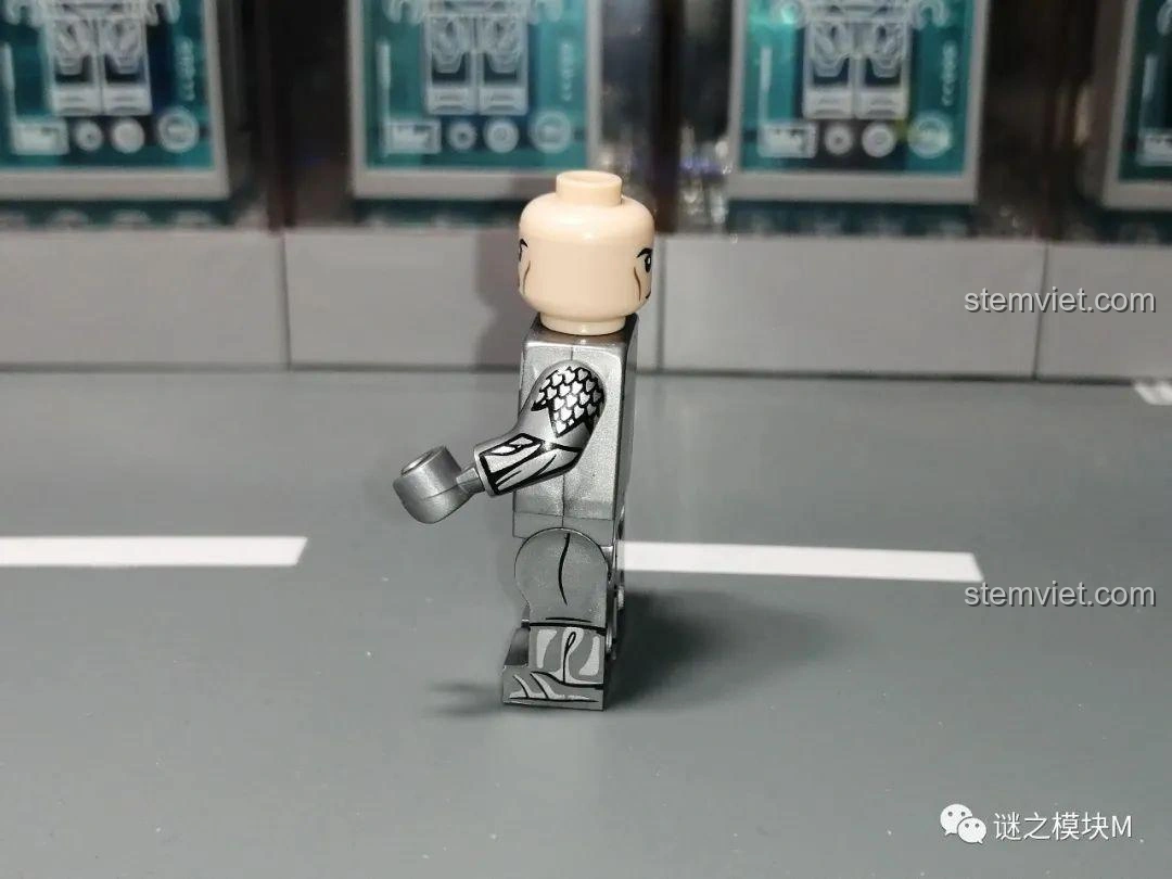 Góc nghiêng của thân minifigure Tinh Linh KORUIT KT1050 kiểu in bạc, chi tiết rõ ràng.