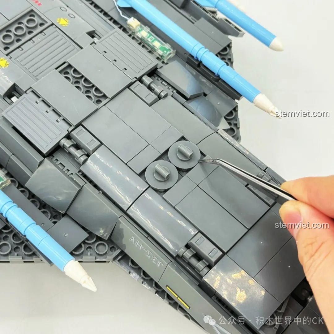 Bộ đồ chơi Chim ưng biển J-35 cho trẻ trên 6 tuổi có khoang vũ khí chính nằm ở trung tâm thân máy bay.