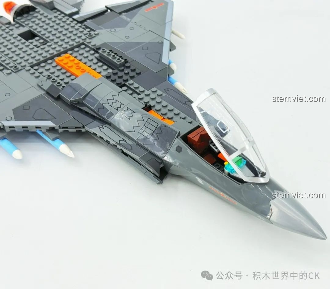 Bộ đồ chơi Chim ưng biển J-35 cho bé trai từ 6 tuổi với phần mũi và kính buồng lái được lắp hoàn chỉnh.