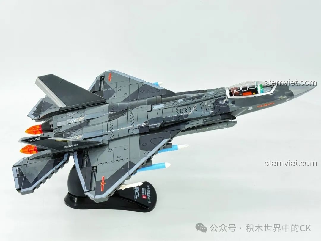 Bộ đồ chơi Chim ưng biển J-35 cho trẻ trên 6 tuổi, hình ảnh mô hình hoàn chỉnh nhìn từ bên hông.