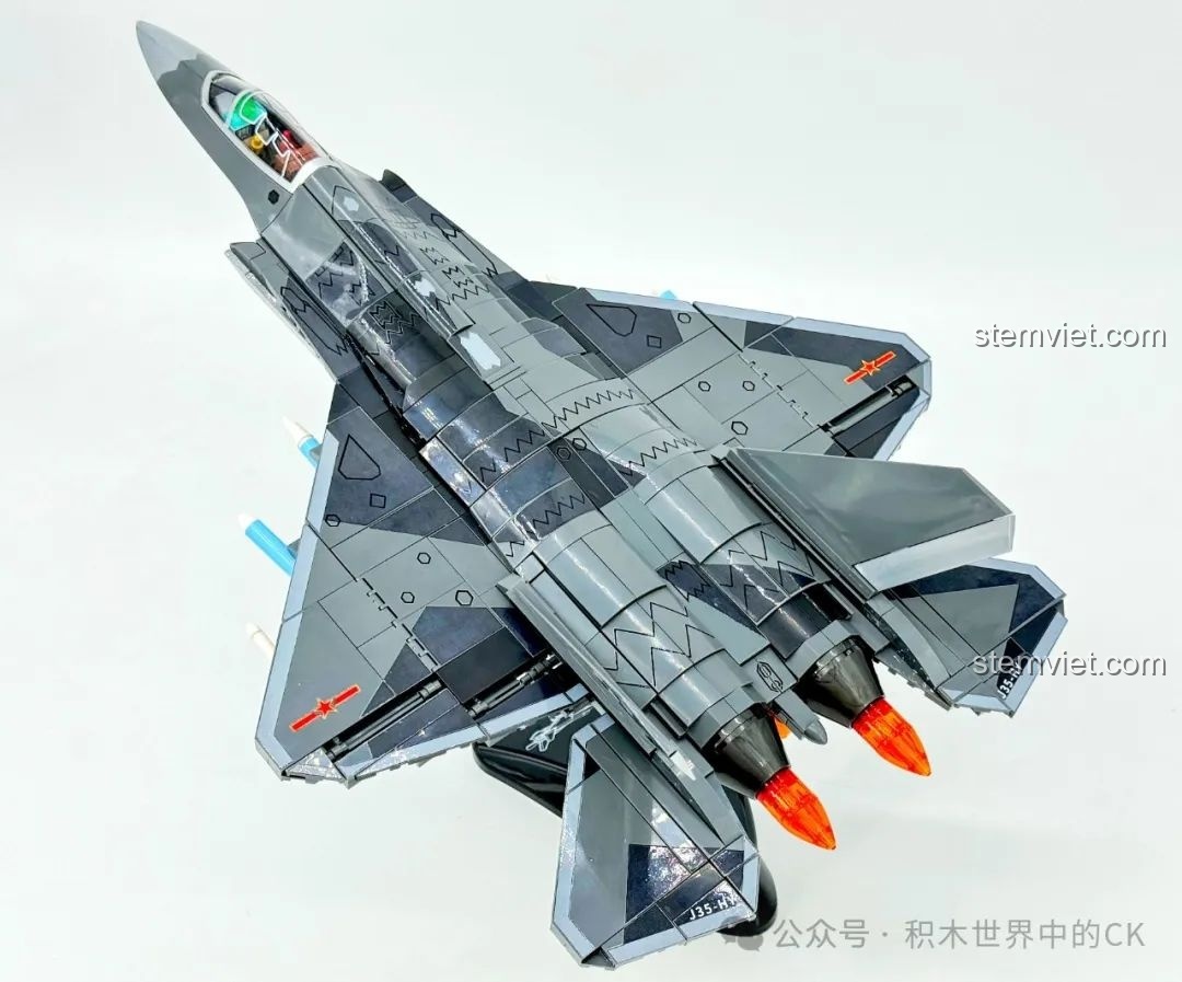 Bộ đồ chơi Chim ưng biển J-35 cho bé trai từ 6 tuổi với góc nhìn từ trên cao, khoe các chi tiết.