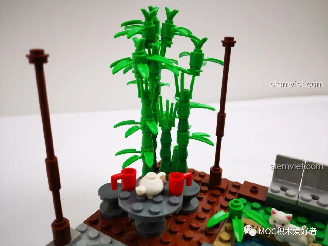 Cận cảnh bộ bàn trà nhỏ xinh dưới bụi tre trong bộ đồ chơi Công viên Tết Nguyên Đán 9123, một chi tiết tinh tế.
