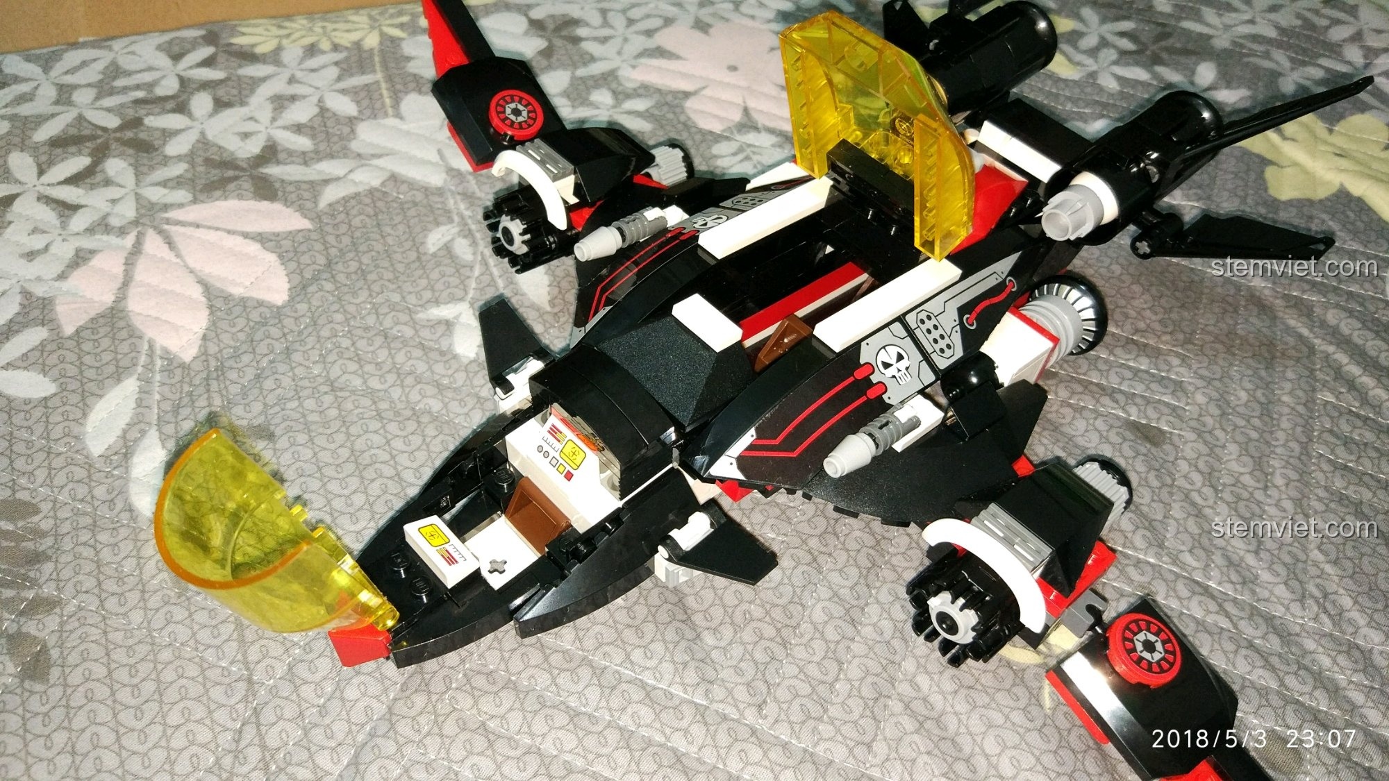 Cận cảnh cửa sau của Máy Bay Ném Bom Tia Chớp Đen Enlighten 2716, bộ đồ chơi Enlighten giá hời