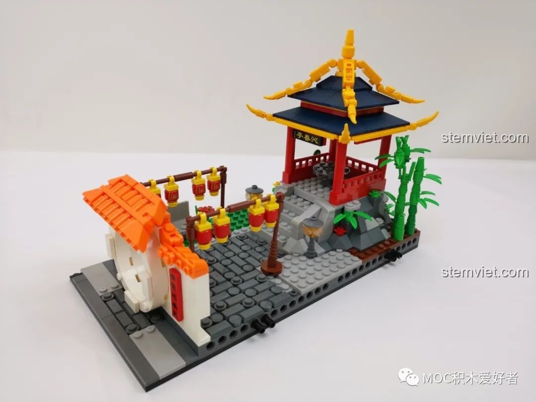 Thêm cổng và đèn lồng cho khu vực đình nghỉ của bộ đồ chơi Lễ hội đèn lồng 9123 đáng tiền.