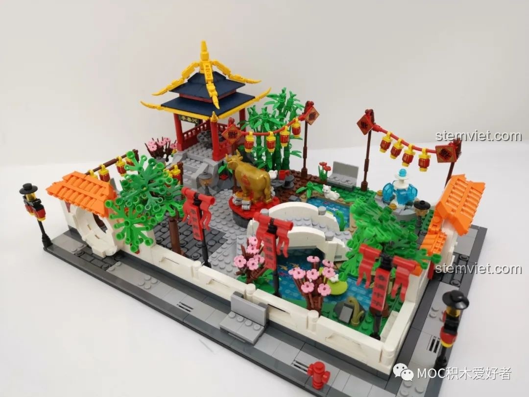 Toàn cảnh bộ đồ chơi Lễ hội Đèn lồng trong Vườn cho trẻ trên 6 tuổi sau khi hoàn thành, một tác phẩm trưng bày đẹp mắt.