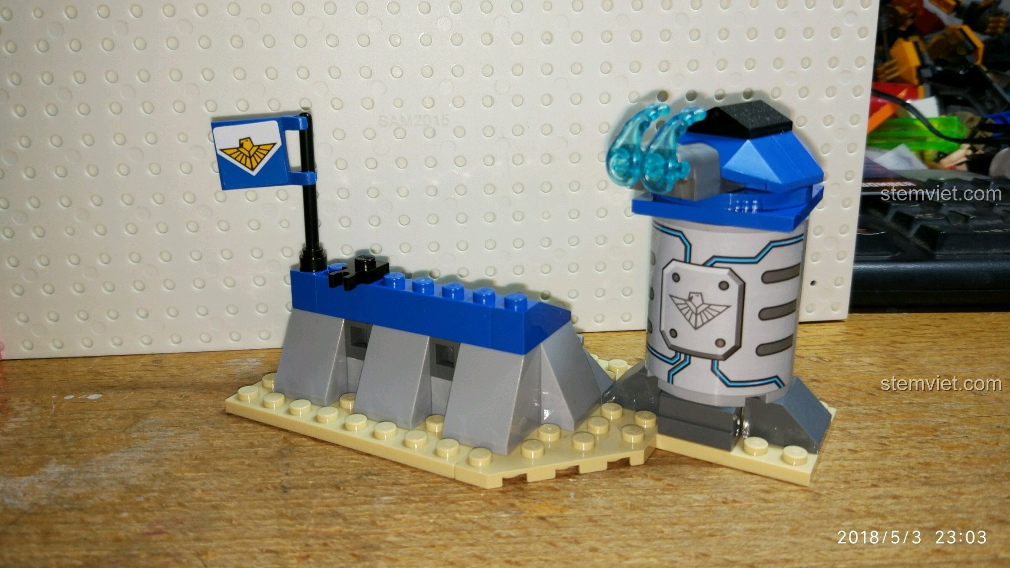 Chi tiết lá cờ của trạm tiền tiêu Enlighten 2716, bộ đồ chơi Máy bay quân sự 2716 giá tốt