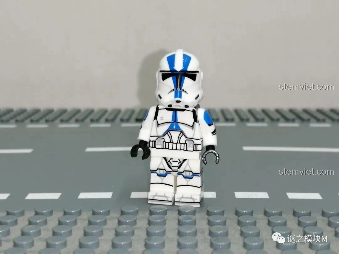 Ảnh cận cảnh mặt bên minifigure 327th Star Corps Commander Bly từ bộ XINH X0300, cho thấy chi tiết in ấn ở tay và hông - bộ đồ chơi Minifigure Star Wars cho bé trai trên 6 tuổi.