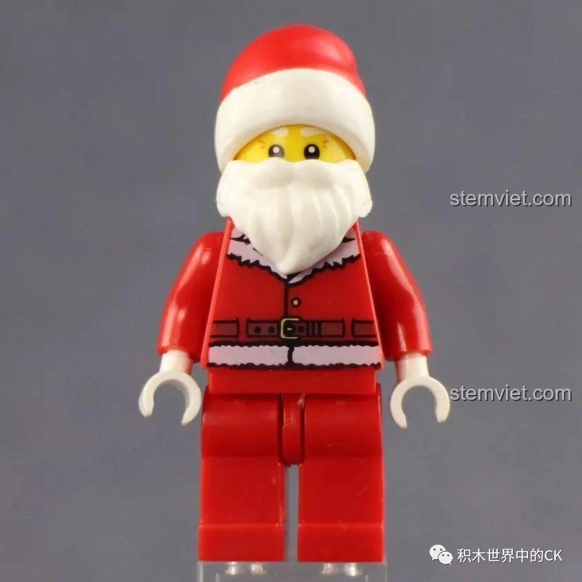 Ảnh cận cảnh mặt trước minifigure Ông Già Noel trong bộ đồ chơi Mô Hình Tàu Hỏa Noel Winner 5036, với bộ râu trắng và trang phục đỏ đặc trưng, rất phù hợp cho bé 6 tuổi.