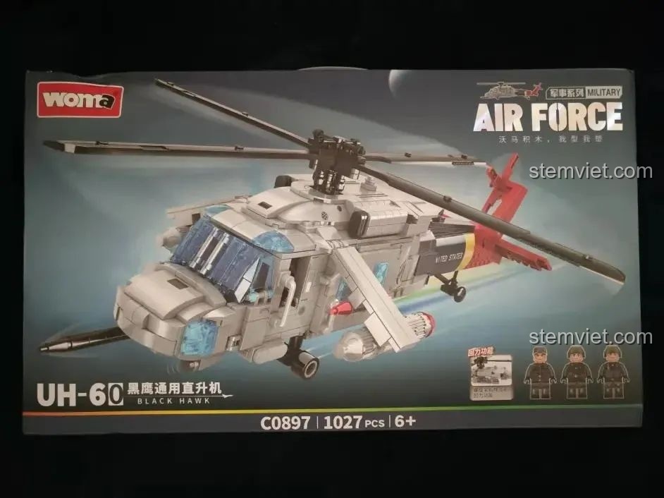 Mặt trước hộp bộ đồ chơi Mô hình trực thăng UH-60 Black Hawk WOMA C0897 với 1027 chi tiết cho trẻ em trên 6 tuổi.