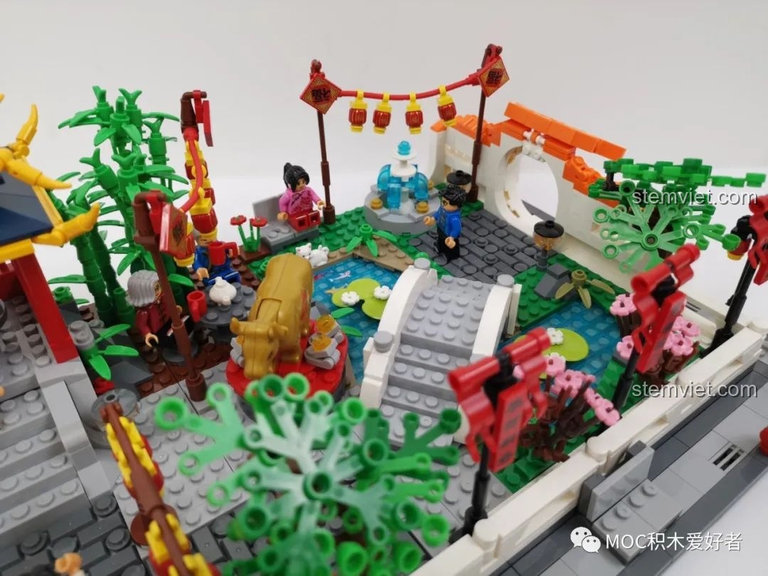 Một minifigure đang đợi người yêu trong bộ đồ chơi mô hình vườn cổ trang cho trẻ em 6 tuổi.