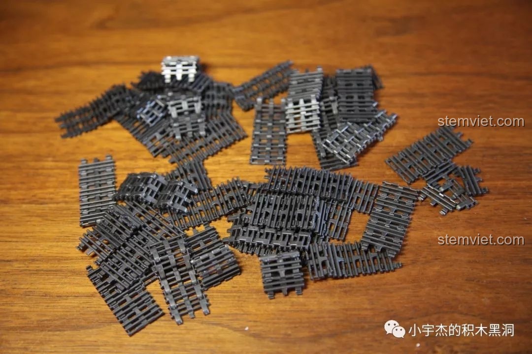 Dải xích dài và đều tăm tắp của bộ đồ chơi Mô hình xe tăng Sherman 81, thể hiện chất lượng cao.