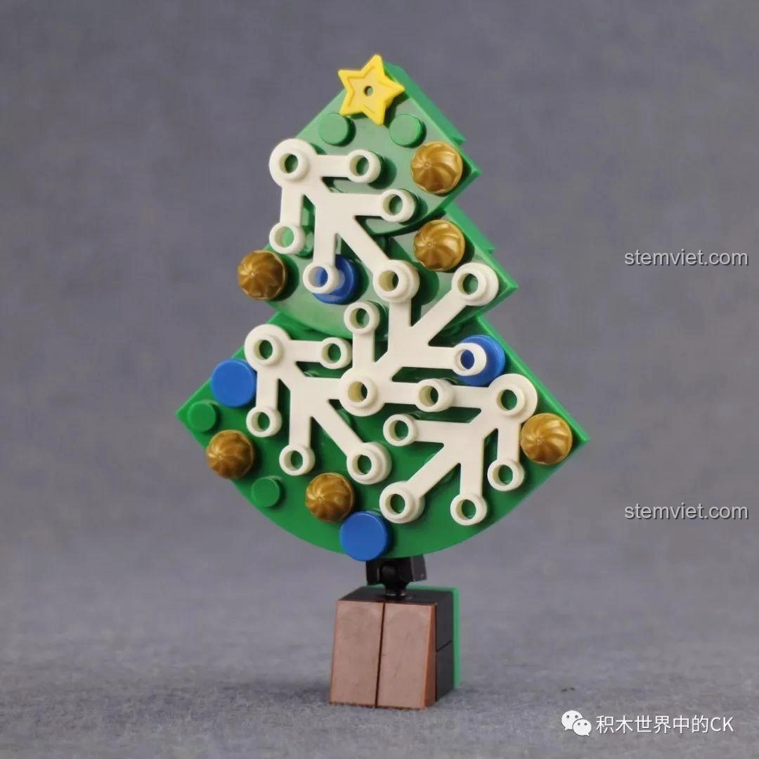 Ảnh cận cảnh mặt trước cây thông Noel trong bộ đồ chơi Tàu Hỏa Giáng Sinh Trắng Winner 5036, với các chi tiết trang trí màu sắc, tạo không khí lễ hội cho mô hình.