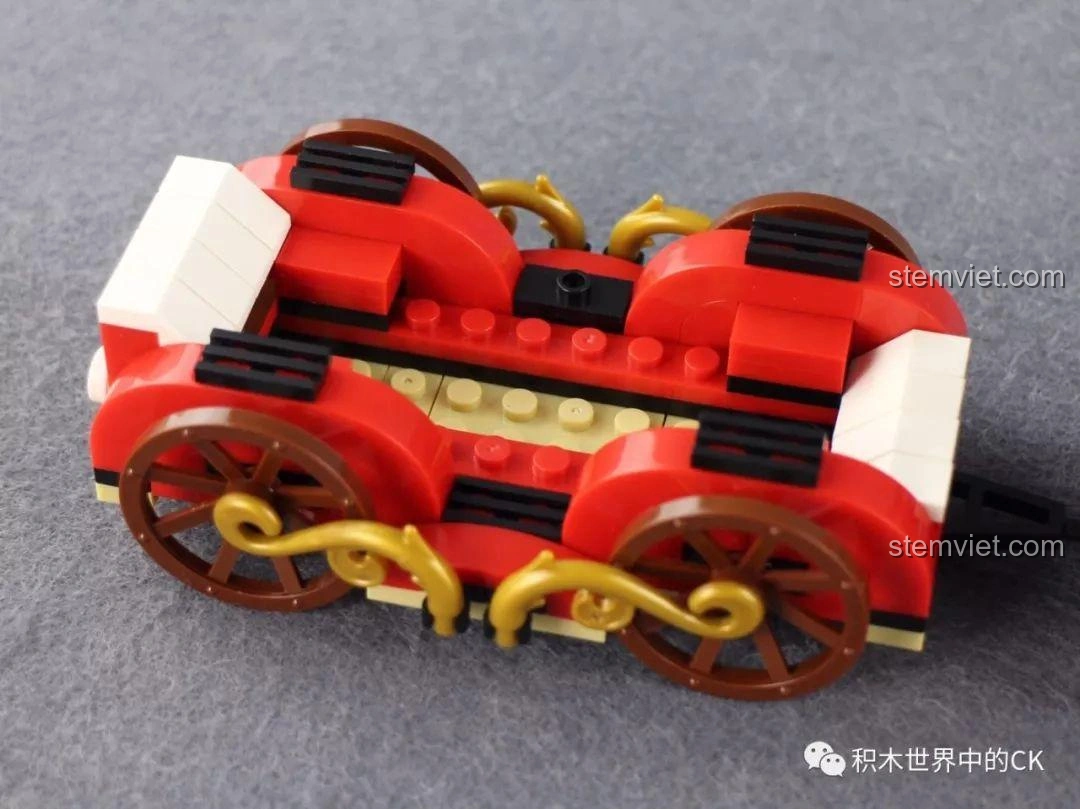 Ảnh mô hình tàu hỏa Winner 5036 Tàu Hỏa Giáng Sinh Trắng đã lắp ráp hoàn chỉnh, cùng Ông Già Noel và cây thông Noel, tạo nên một cảnh tượng Giáng Sinh sống động và đầy màu sắc.