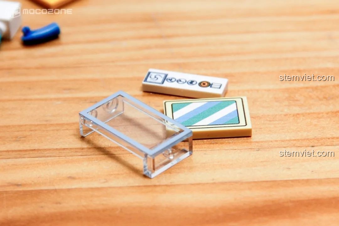 Cận cảnh các chi tiết in sắc nét trong bộ đồ chơi Tổ ấm của gia đình Shin-chan, không cần dùng sticker dán.