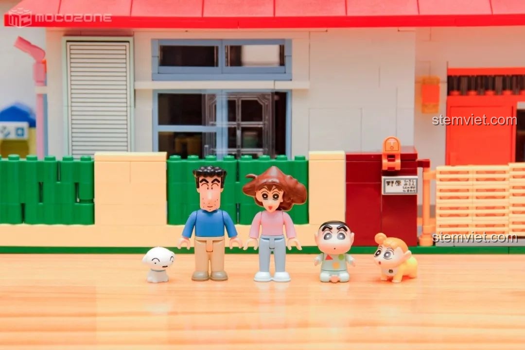 Gia đình Nohara đứng trước ngôi nhà hoàn chỉnh, cho thấy tỷ lệ hài hòa giữa minifigure và mô hình.