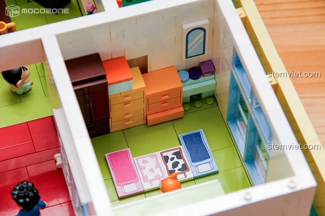 Phòng ngủ của bố mẹ Shin-chan với tủ quần áo, kệ và những tấm thảm họa tiết bò sữa độc đáo.