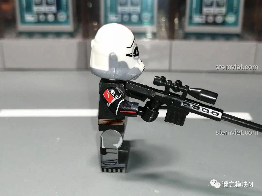 Góc nghiêng khác của minifigure Crosshair XINH X0307, với các chi tiết in ấn trên giáp.