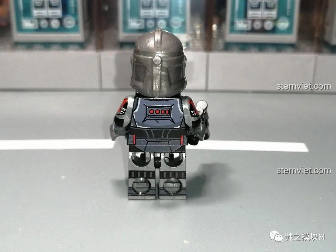 Góc nghiêng khác của minifigure Hunter XINH X0307, với các chi tiết in ấn trên giáp.