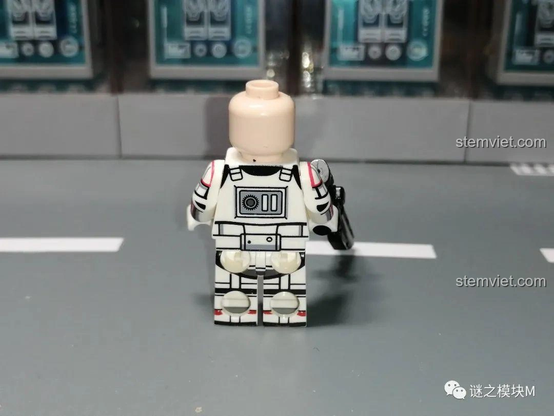 Mặt sau của minifigure Incinerator Stormtrooper XINH X0307, với các chi tiết giáp và vũ khí.