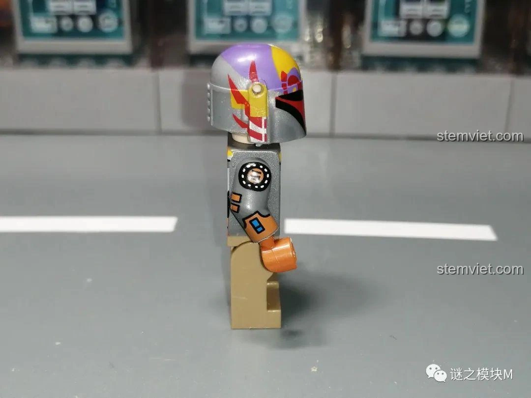 Góc nghiêng khác của minifigure Sabine Wren XINH X0307, với các họa tiết độc đáo trên giáp.