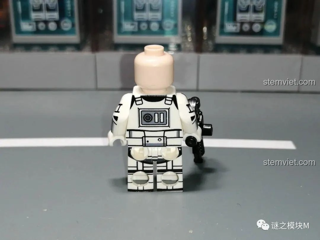 Mặt sau của minifigure Imperial Stormtrooper XINH X0307, với các chi tiết giáp và vũ khí.