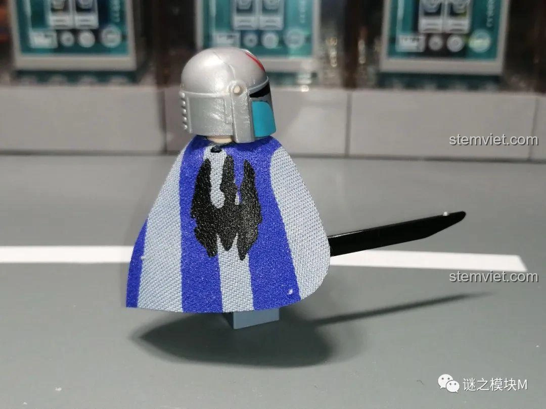 Mặt sau của minifigure Vizsla XINH X0307, với biểu tượng trên áo choàng.