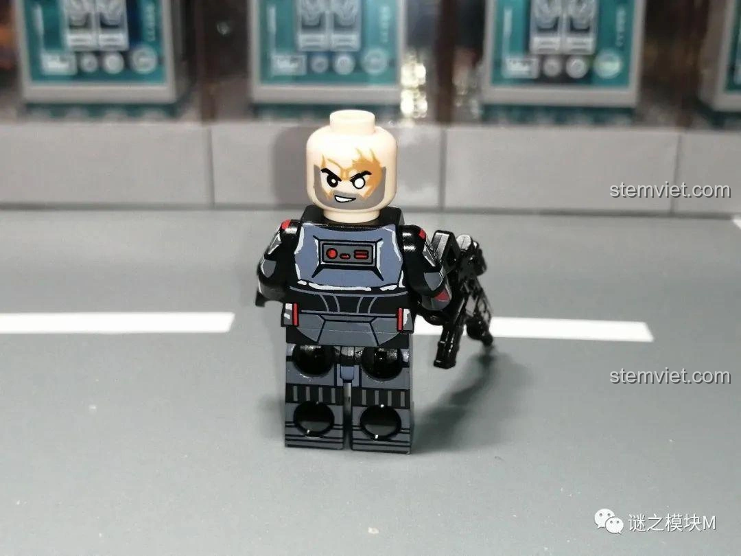 Góc nghiêng khác của minifigure Wrecker XINH X0307, với các chi tiết in ấn trên giáp.