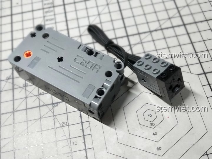 Bộ động cơ và cảm biến của CaDA C51036, linh hồn công nghệ của món đồ chơi giáo dục này.