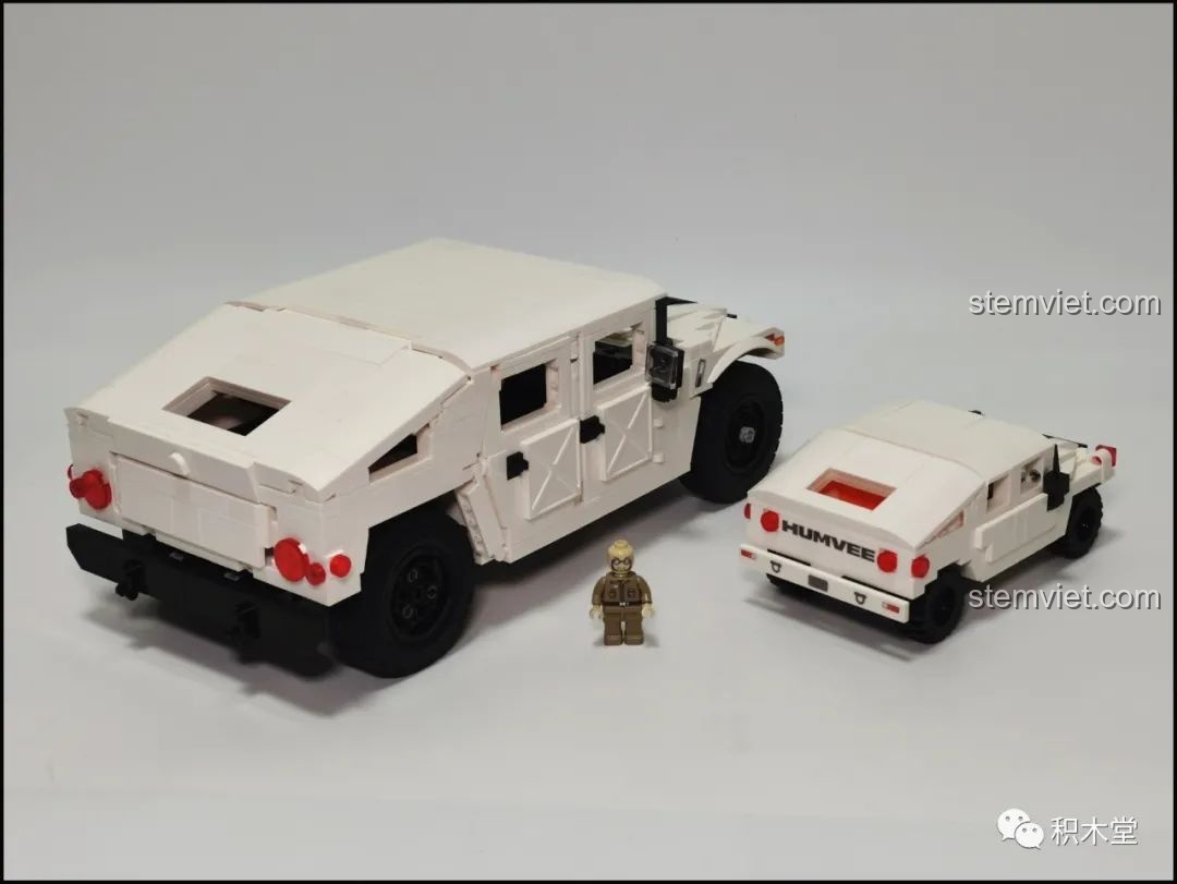 Góc nhìn từ phía sau của cả hai mô hình xe HMMWV CaDA, cho thấy sự đồng bộ trong thiết kế và chi tiết.