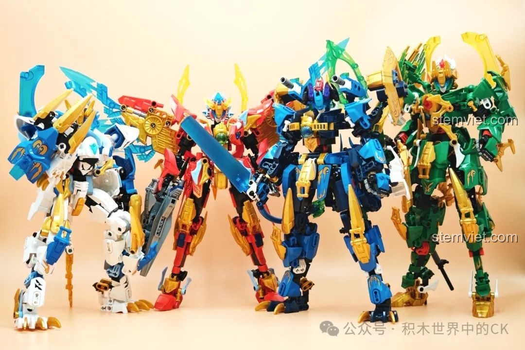 Hai mô hình Robot Chu Tước và Robot Huyền Vũ của F5 đứng cạnh nhau, sẵn sàng chiến đấu.