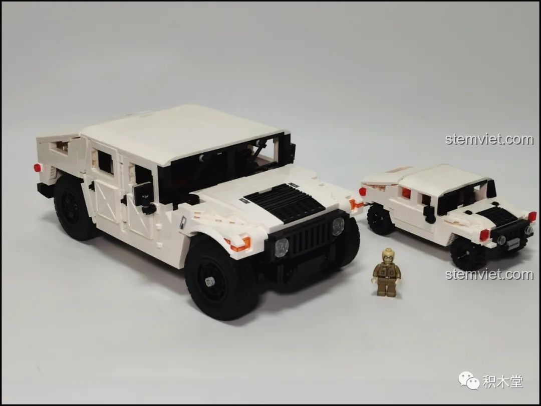 Hai mô hình xe địa hình Humvee CaDA C61027 và C55022 đứng cạnh nhau, tạo thành một bộ sưu tập ấn tượng.