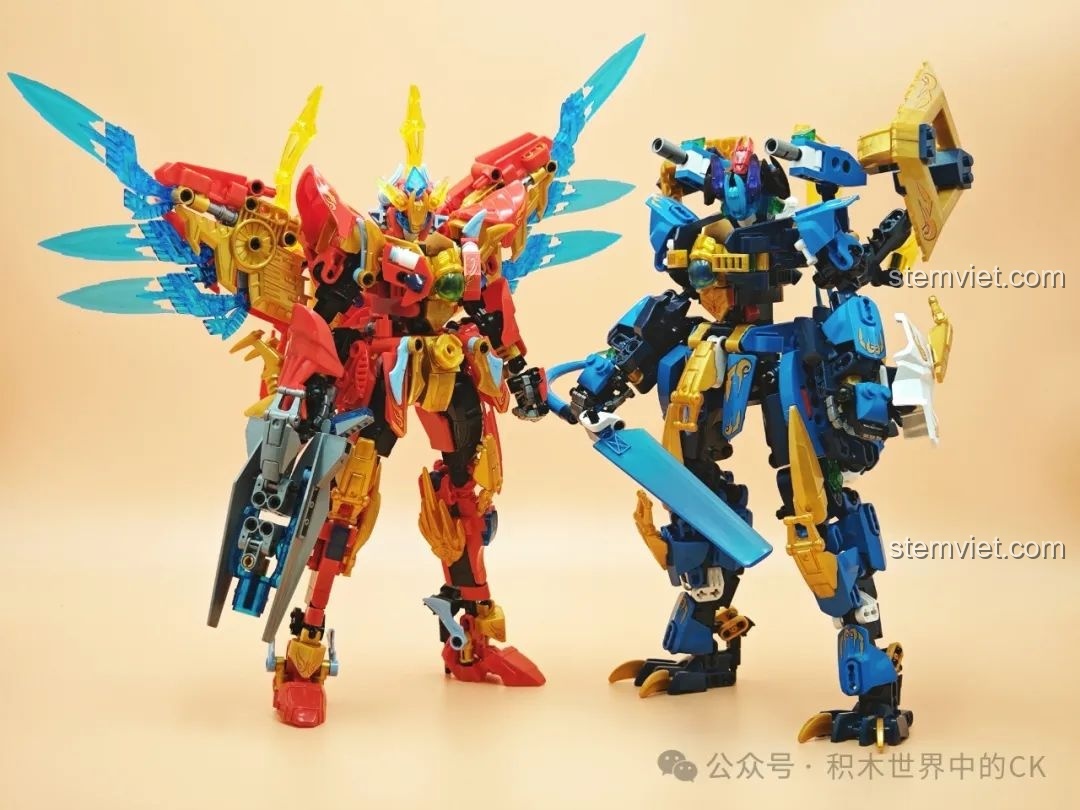 Hai mô hình Chu Tước Thần Thú và Huyền Vũ Thần Thú đứng cạnh nhau, một bộ sưu tập đồ chơi lắp ráp ấn tượng.