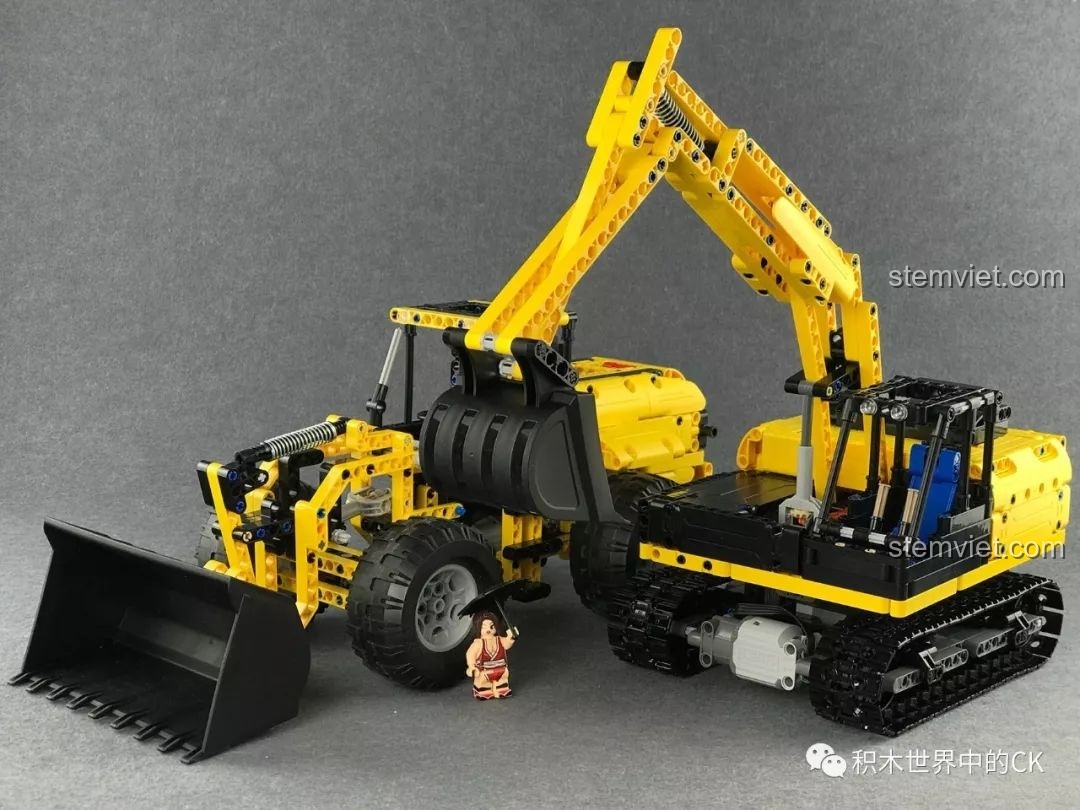 Mô hình máy xúc bánh xích CaDA C51057 đứng cạnh mô hình xe xúc lật, tạo thành bộ sưu tập đồ chơi xây dựng CaDA đáng tiền.