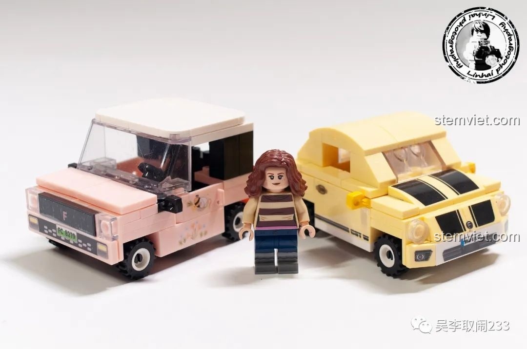 Hai mô hình xe Wuling Mini EV và Volkswagen Beetle từ bộ Forange FC8279 đứng cạnh nhau.