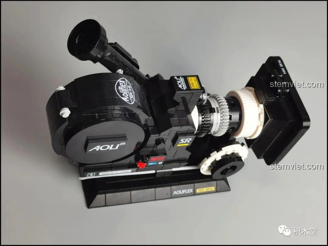 Góc nhìn khác của bộ đôi mô hình máy chiếu phim cổ điển Zhegao 00907 và máy quay phim vintage 00906.