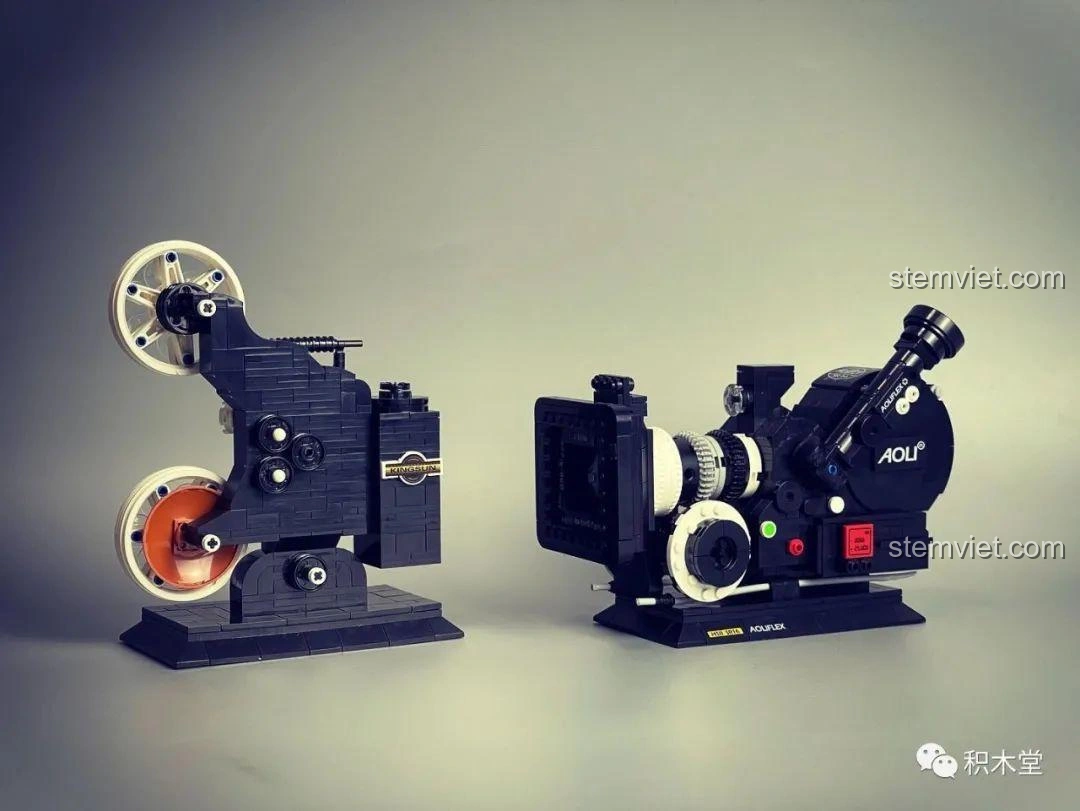 Góc nhìn khác của bộ đôi mô hình máy chiếu phim cổ điển Zhegao 00907 và máy quay phim vintage 00906, lý tưởng để trưng bày.