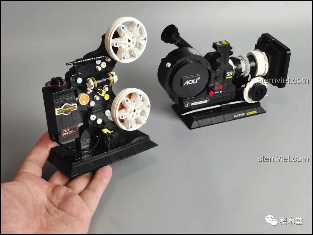 Bộ đôi mô hình máy chiếu phim cổ điển Zhegao 00907 và máy quay phim vintage 00906 cùng chiếc xe Lego.
