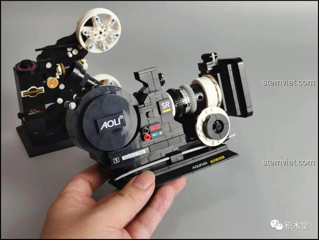Góc nhìn khác của bộ đôi mô hình máy chiếu phim cổ điển Zhegao 00907 và máy quay phim vintage 00906 cùng xe Lego.