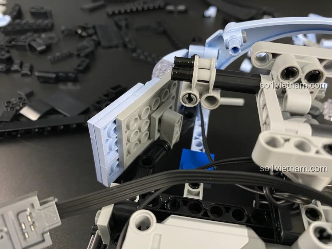 Bộ động cơ đang trong quá trình lắp ráp của bộ lắp ráp xe HiPhi Z Pixel Sci-Fi Car Model của Pantasy