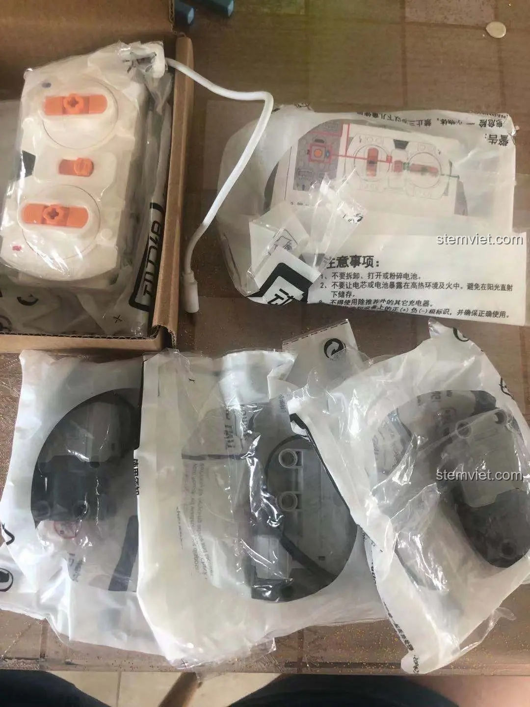 Bộ động cơ và điều khiển từ xa đi kèm trong set SEMBO 705992, gồm pin sạc, remote và ba mô-tơ.