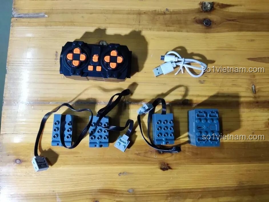 Bộ động cơ của Sluban M38-B0850, gồm 3 motor, 1 hộp pin, 1 điều khiển từ xa và dây sạc USB.