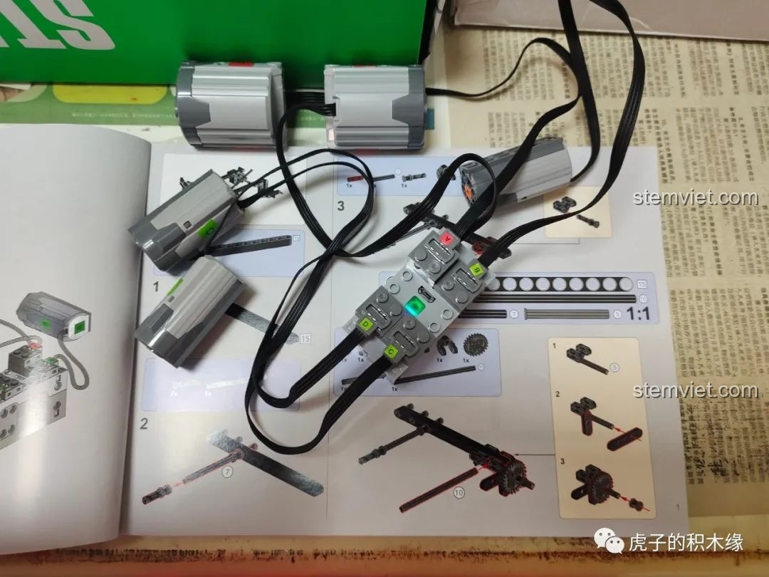 Bộ động cơ đi kèm Mould King 13124D gồm 2 động cơ XL, 3 động cơ M, hộp pin và bộ điều khiển.