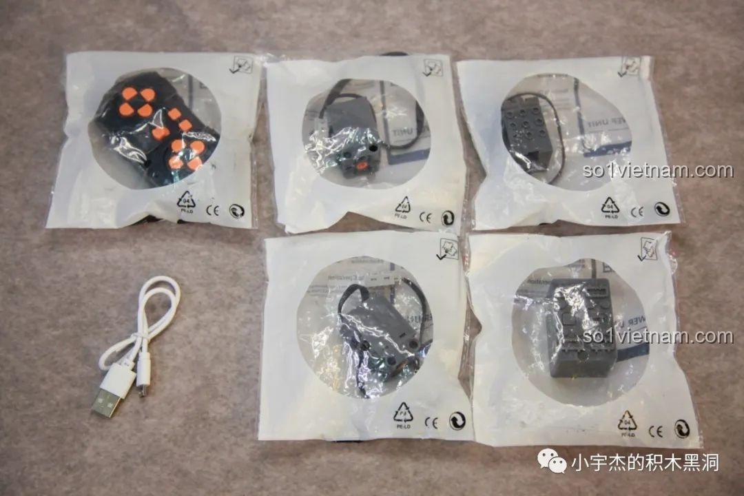 Các thành phần của bộ động cơ Power Bricks được đóng gói cẩn thận trong các túi riêng biệt.