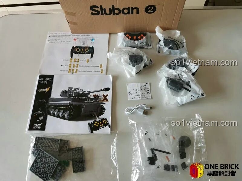 Nội dung hộp số 2 của bộ Sluban M38B0851, gồm sách hướng dẫn, sticker, cáp sạc và bộ động cơ Power Bricks thế hệ mới.