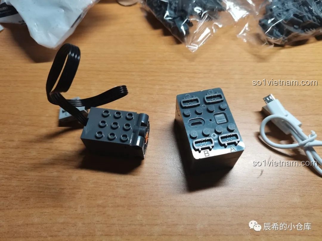 Bộ động cơ M-Motor và pin sạc công nghệ mới của bộ lắp ghép Sluban M38-B0851, nhỏ gọn và hiện đại.