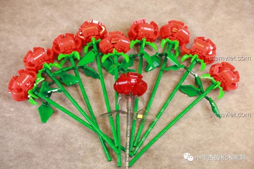 Bó hoa hồng hoàn chỉnh từ bộ lắp ghép Mô hình hoa hồng đỏ cho trẻ từ 6 tuổi, với bông pha lê ở giữa.